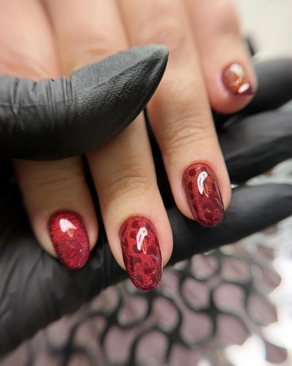 Ongles rouges, effet œil de chat et motif léopard