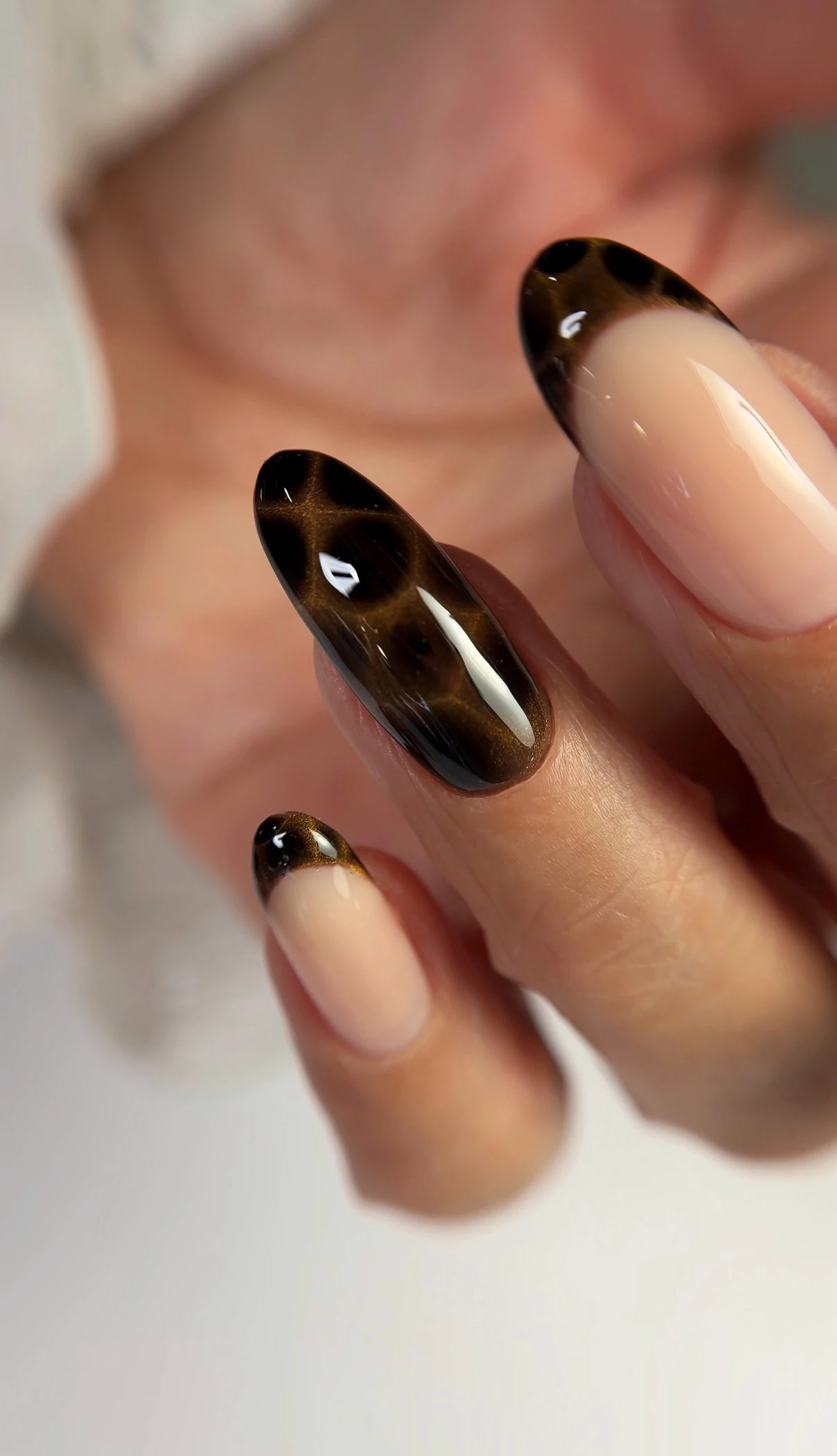 Ongles amande en french écaille sur base nude, de très près