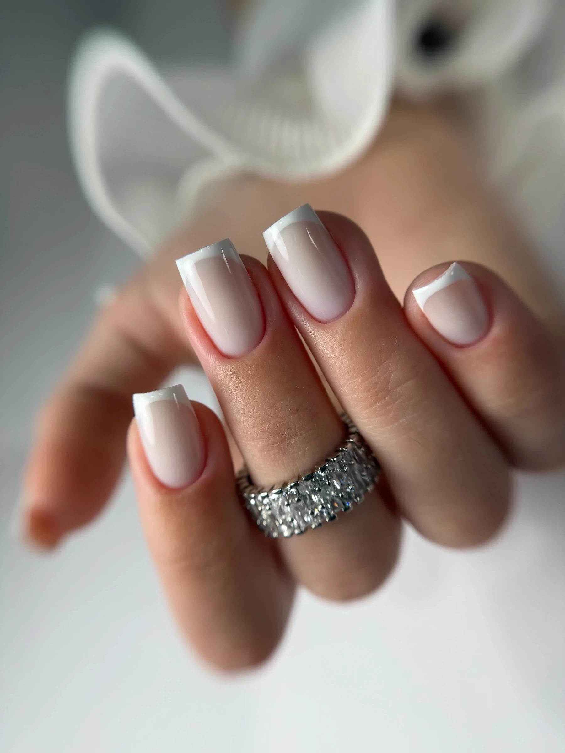 French blanche sur ongles carrés nude