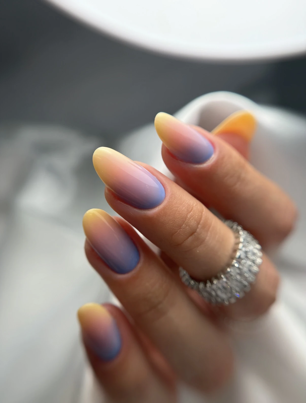 Dégradé pastel jaune et bleu sur ongles amande