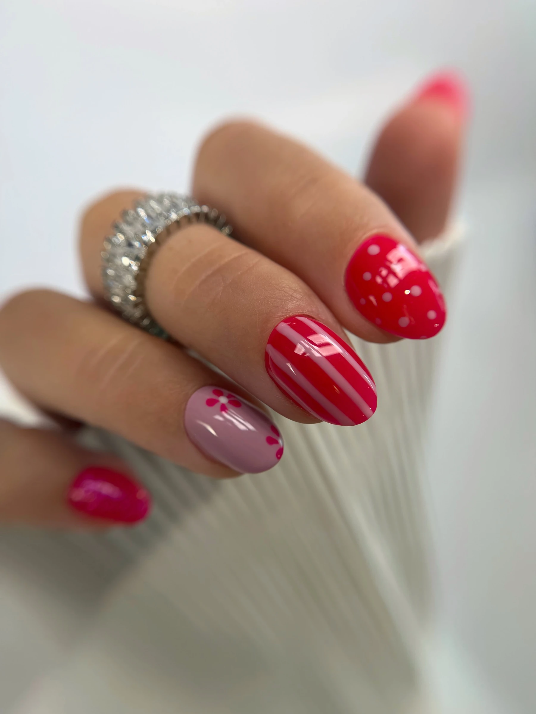 Ongles rouges et roses, rayures, pois et petite fleur